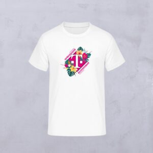 Weißes T-Shirt mit einem rosa geometrischen Logo in der Mitte, umgeben von bunten Blumen und grünen Blättern. Die Schriftzüge „Ambassadors“ und „Women Power“ umrahmen das Motiv und spiegeln den lebendigen Geist von LOVE MAGENTA Studio wider.