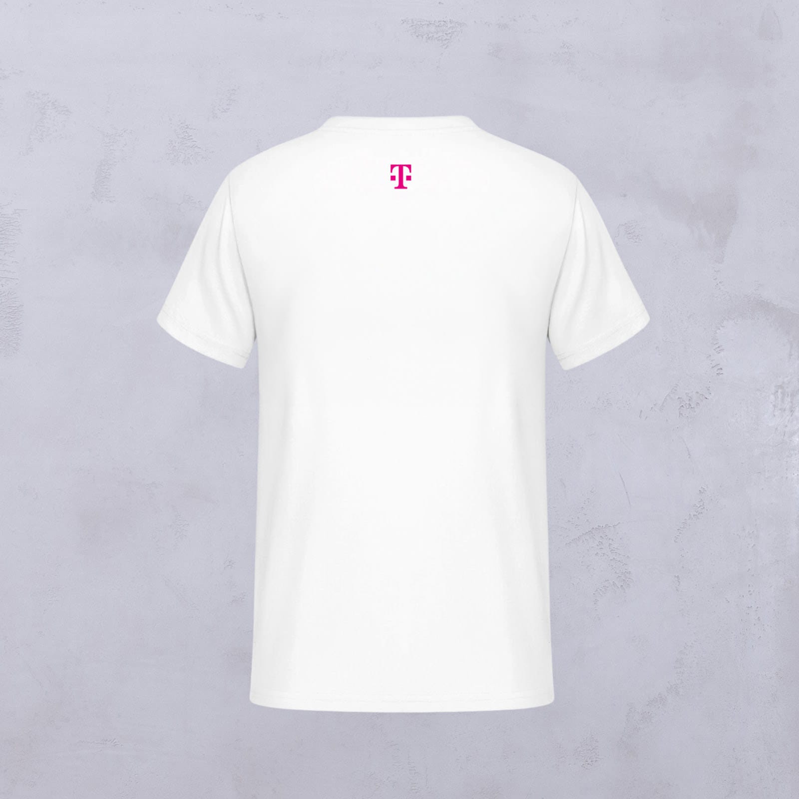 Ein schlichtes weißes T-Shirt ist von hinten vor einer hellgrauen, strukturierten Wand zu sehen. In der Nähe des Ausschnitts ist ein kleines rosa T-Logo aufgedruckt.