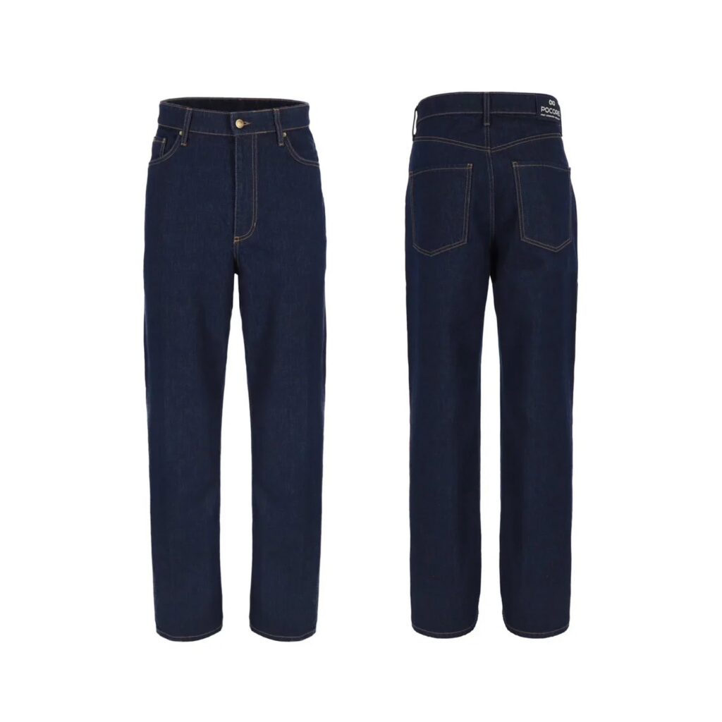 Vorder- und Rückansicht einer dunkelblauen Jeans mit gelben Nähten, Gürtelschlaufen, Vorder- und Gesäßtaschen sowie einem Knopfverschluss, präsentiert vor weißem Hintergrund – eine ideale Wahl für alle, die sich für das Upcycling von Jeans interessieren oder umweltfreundliche Mode in ihre Garderobe integrieren möchten.
