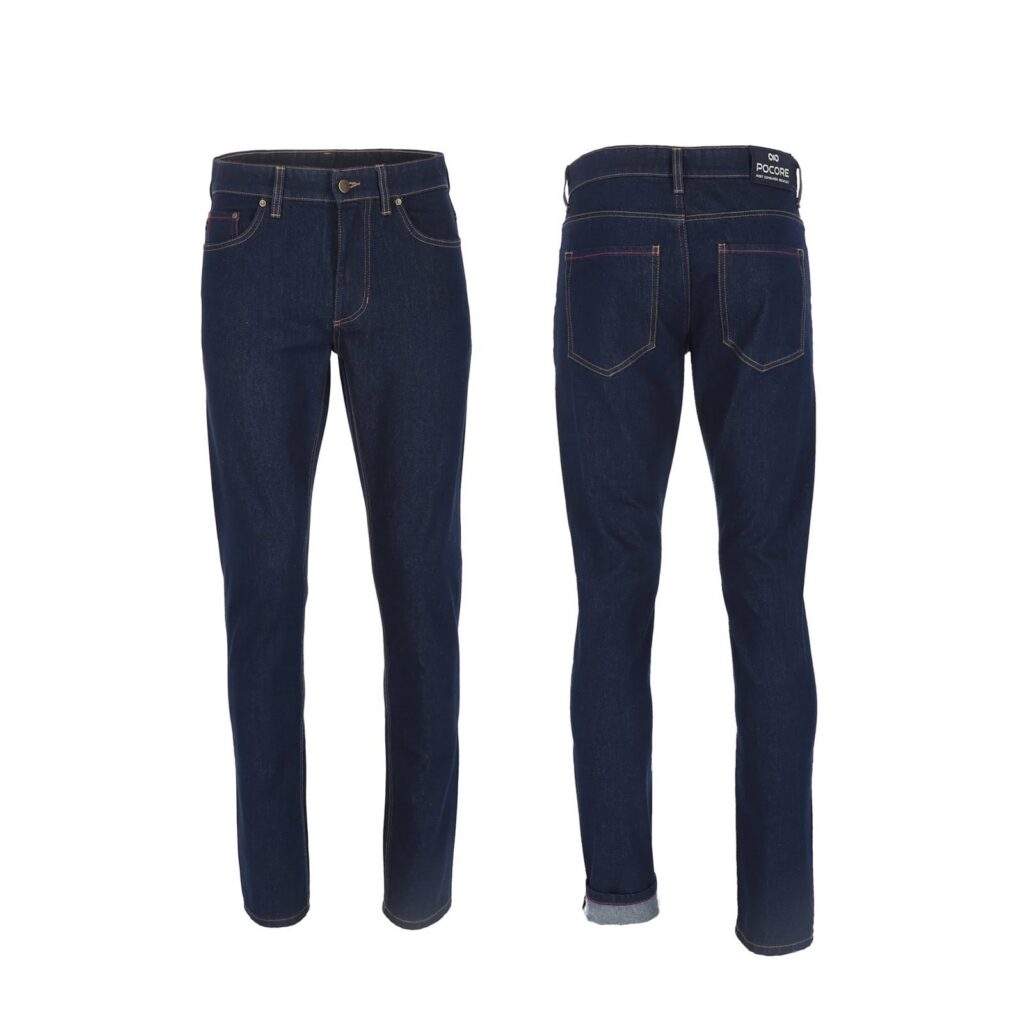 Zu sehen sind zwei Paar dunkelblaue Jeans, von denen eines die Vorderansicht und das andere die Rückansicht zeigt. Beide verfügen über klassische Taschen und Nähte, wobei bei einem Modell ein Marken-Aufnäher am Bund zu sehen ist. Diese stilvollen Modelle unterstreichen, wie wichtig das Recycling von Jeans für die Förderung nachhaltiger Mode ist.