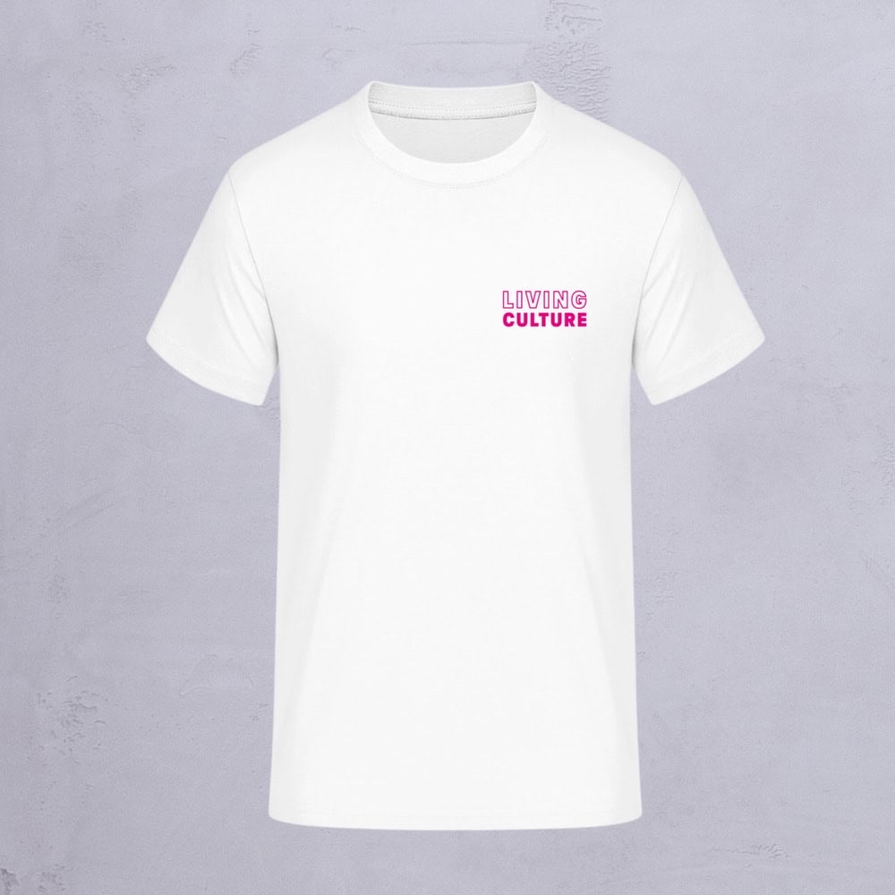 Ein schlichtes weißes T-Shirt von LOVE MAGENTA Studio, auf dem oben links vor einem hellgrauen Hintergrund der Schriftzug „LIVING CULTURE“ in kleinen rosa und schwarzen Buchstaben aufgedruckt ist.