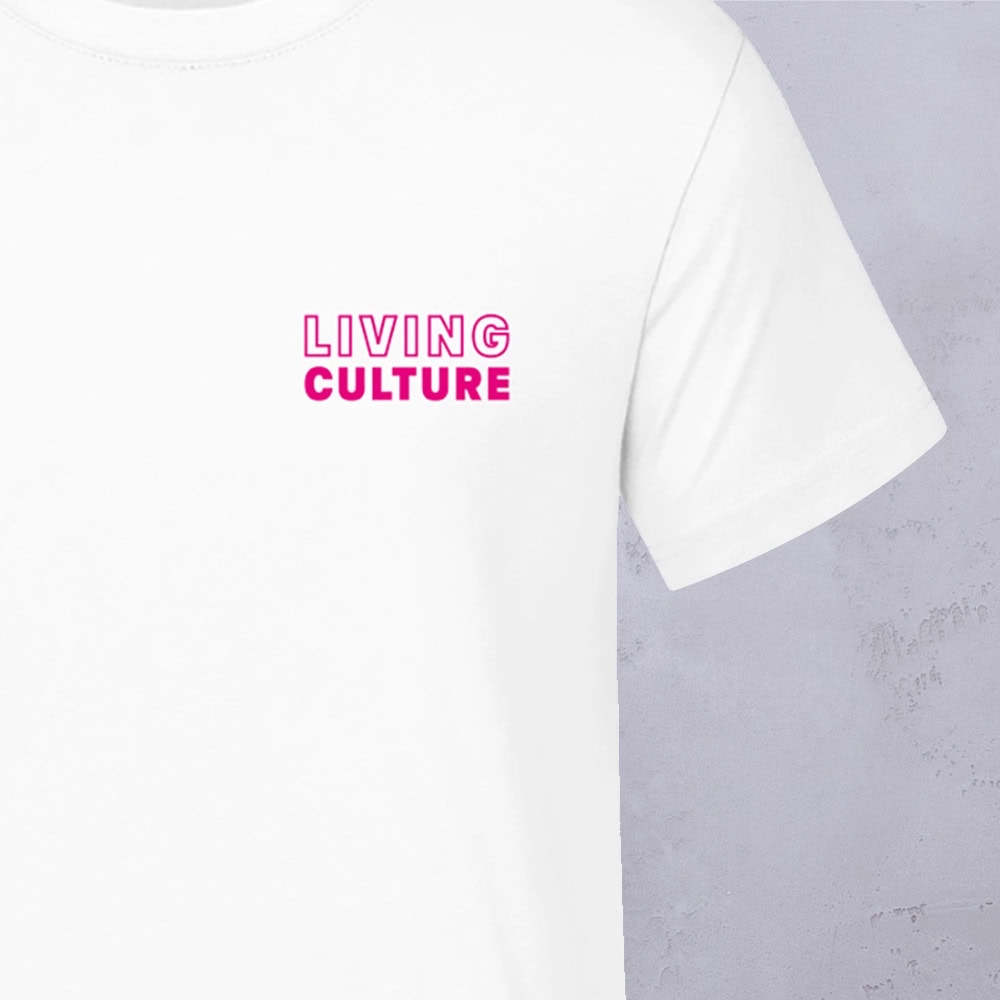 Weißes T-Shirt mit der Aufschrift „LIVING CULTURE“ in fetten rosa und magentafarbenen Großbuchstaben auf der linken Brustseite, dargestellt vor einem hellgrauen Hintergrund – ein lebhaftes Statement von LOVE MAGENTA Studio.