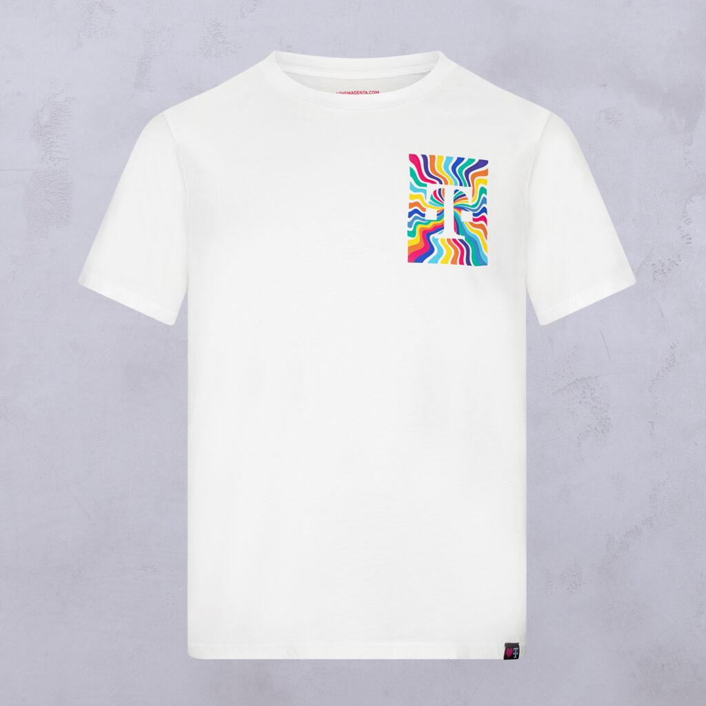 Ein schlichtes weißes T-Shirt mit einer kleinen Brusttasche, auf der ein farbenfrohes, wellenförmiges Regenbogenmuster auf hellgrauem Hintergrund zu sehen ist.