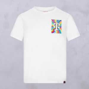 Ein schlichtes weißes T-Shirt mit einer kleinen Brusttasche, auf der ein farbenfrohes, wellenförmiges Regenbogenmuster auf hellgrauem Hintergrund zu sehen ist.