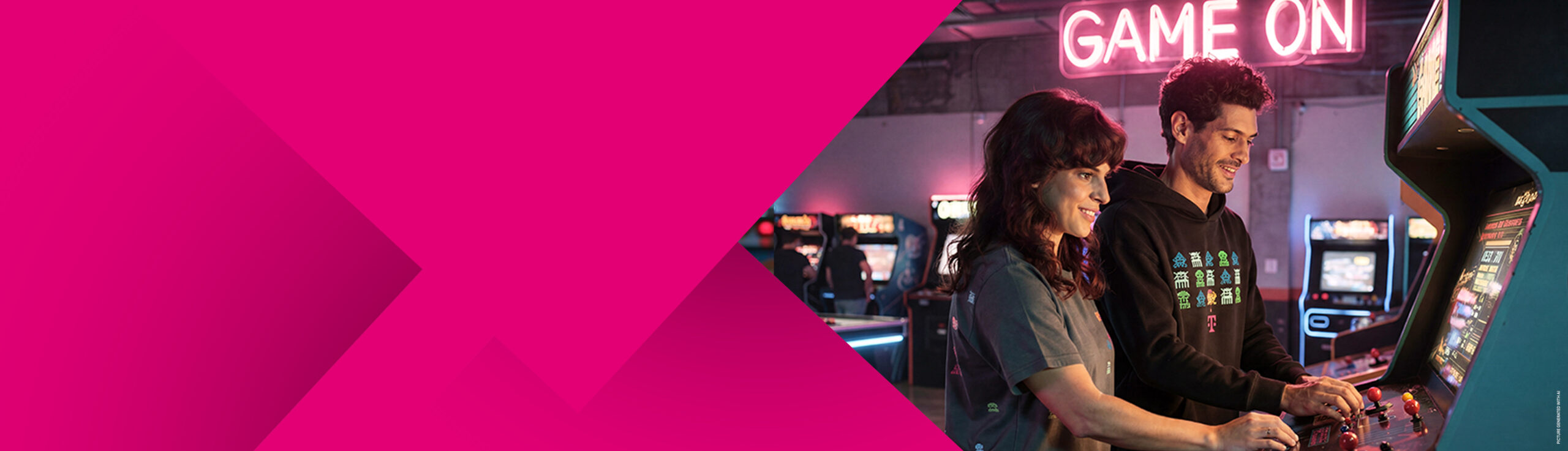 Zwei Personen spielen gemeinsam ein Arcade-Spiel in einer Retro-Spielhalle, im Hintergrund ist ein pinkfarbenes Neon-Schild mit der Aufschrift „GAME ON“ zu sehen. Auf der linken Seite des Bildes ist ein leuchtend pinkfarbenes geometrisches Muster zu sehen.
