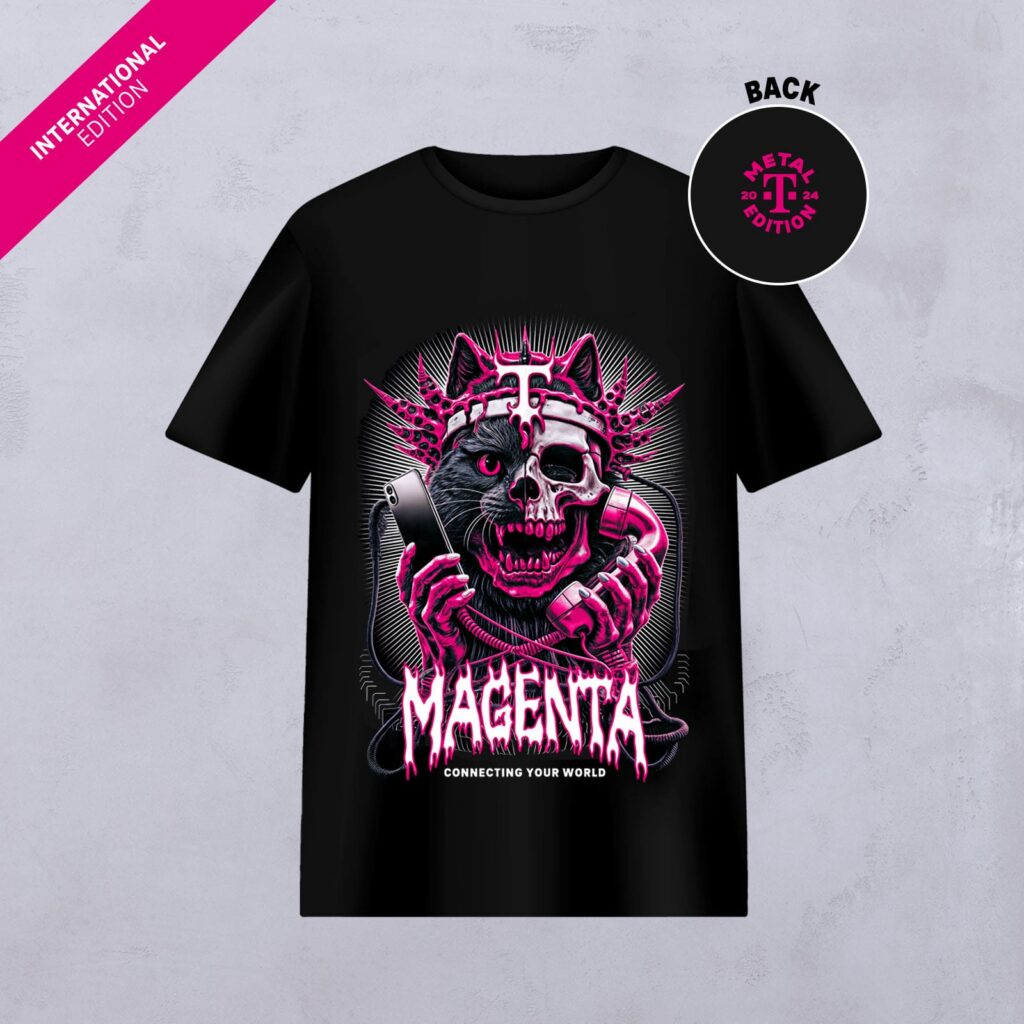 Schwarzes T-Shirt mit einem motiv eines wild aussehenden Wolfstotenschädels in Magenta und Blau, der eine Krone trägt und ein Smartphone in der Hand hält. Der Schriftzug lautet: „MAGENTA CONNECTING YOUR WORLD“. Diese METAL T EDITION ist außerdem mit den Aufdrucken „International Edition“ und „Metal T“ versehen.