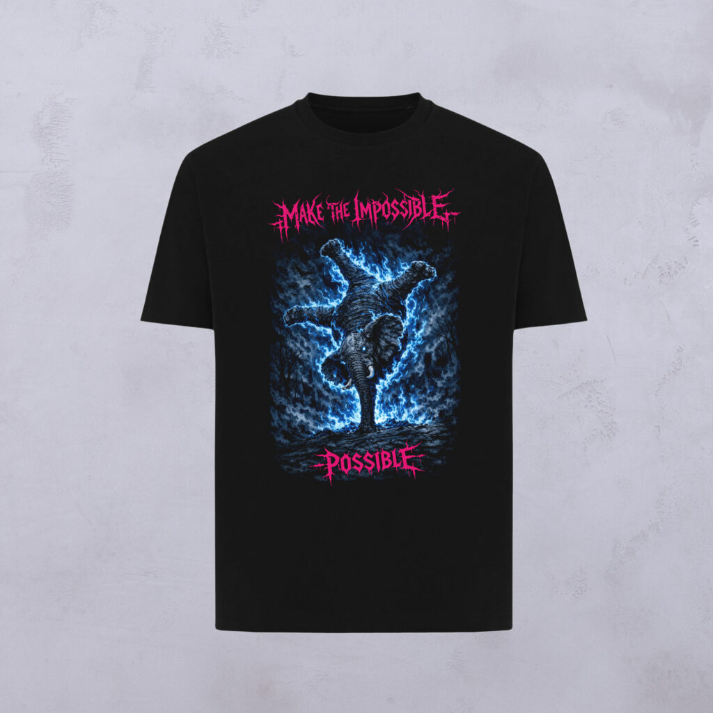 Schwarzes T-Shirt aus der METAL T EDITION mit einer neonblauen Grafik, die eine breakdancende Person zeigt, umgeben von elektrischer Energie, sowie einem auffälligen pinkfarbenen Schriftzug mit der Aufschrift „MAKE THE IMPOSSIBLE POSSIBLE“ oberhalb und unterhalb der Figur.