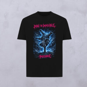 Schwarzes T-Shirt aus der METAL T EDITION mit einer neonblauen Grafik, die eine breakdancende Person zeigt, umgeben von elektrischer Energie, sowie einem auffälligen pinkfarbenen Schriftzug mit der Aufschrift „MAKE THE IMPOSSIBLE POSSIBLE“ oberhalb und unterhalb der Figur.