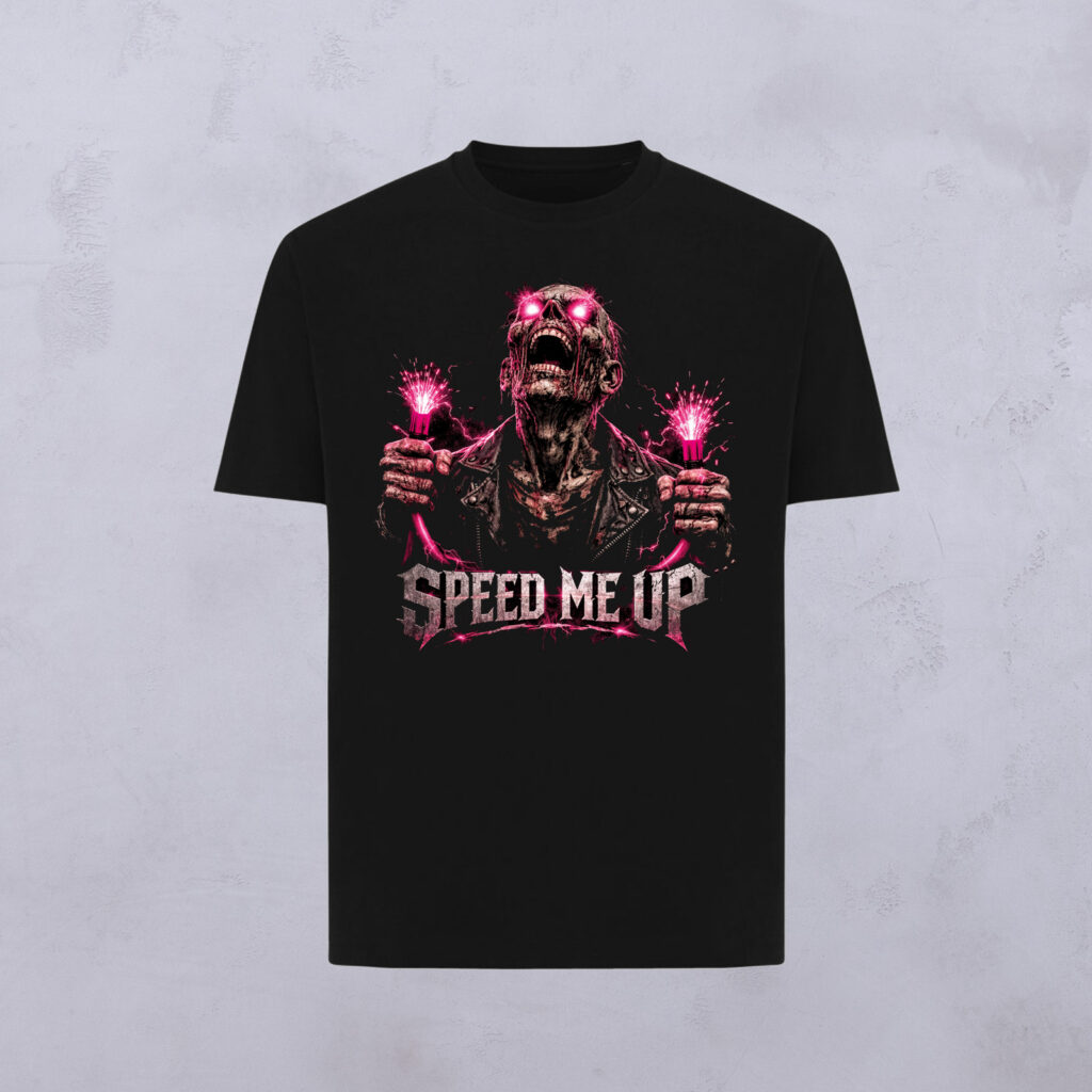 Schwarzes T-Shirt mit einem schreienden Zombie mit leuchtend rosa Augen, der zwei funkelnde rosa Leuchtfackeln in den Händen hält. Unterhalb des Zombies steht in fetter Schrift „SPEED ME UP“. Der hellgraue, strukturierte Hintergrund verleiht diesem Design der METAL T EDITION eine einzigartige Note.