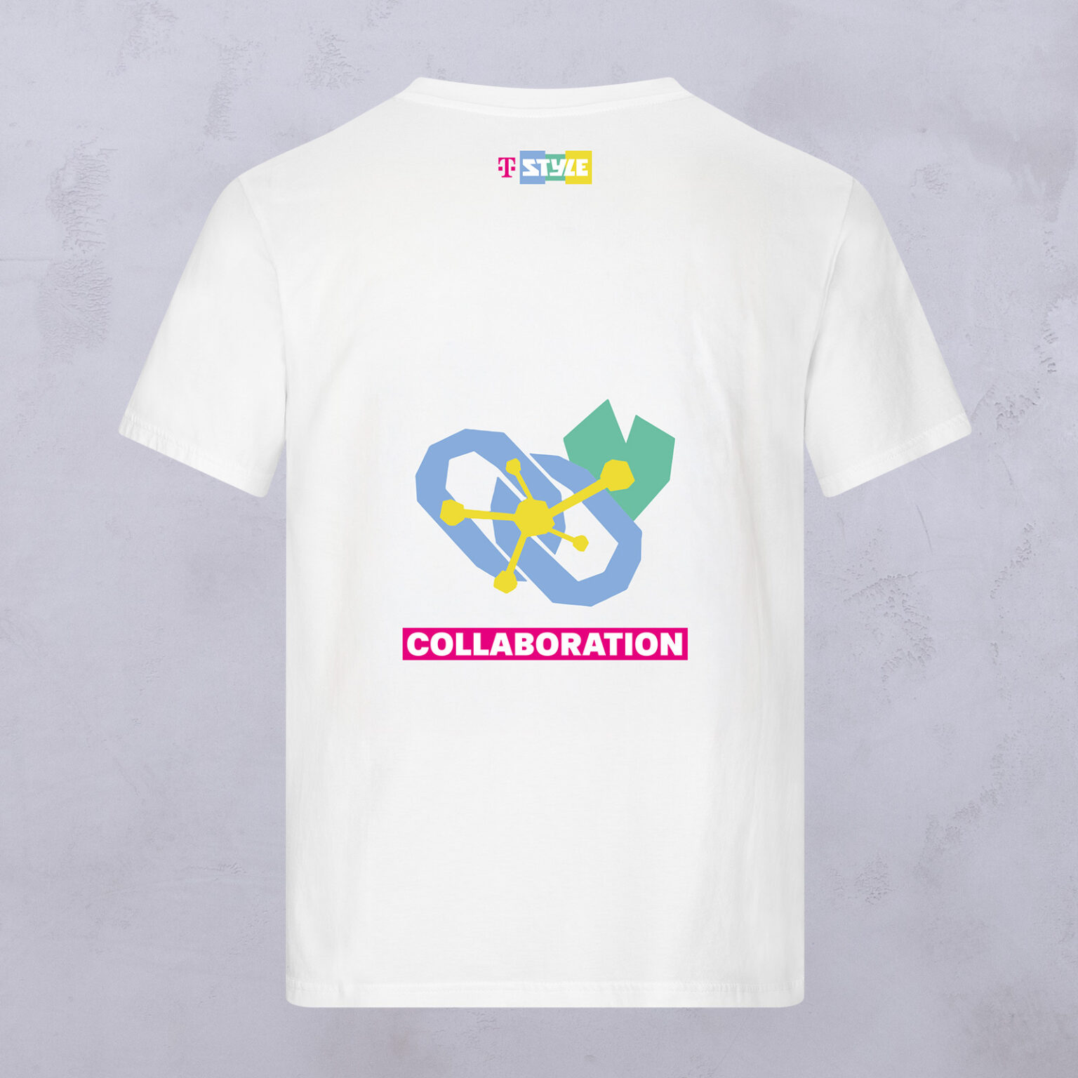 Weißes T-Shirt mit einem farbenfrohen Aufdruck auf der Rückseite, bestehend aus dem Wort „COLLABORATION“ in kräftigem Rosa sowie einem abstrakten Motiv aus ineinander verschlungenen Ketten und einem Netzwerk darüber. Der Hintergrund ist hellgrau und strukturiert.