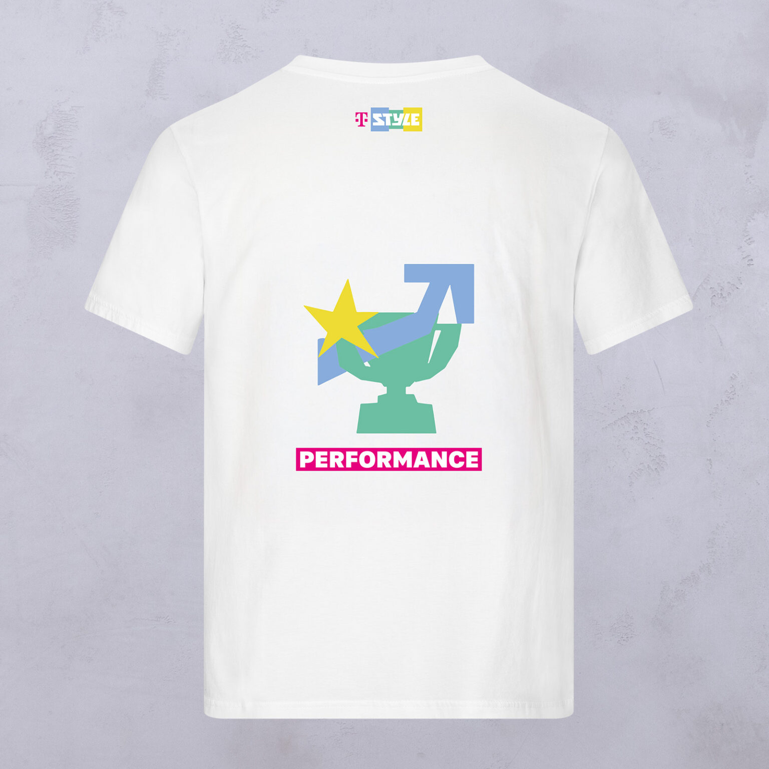 Weißes T-Shirt mit abstrakter Grafik aus einer Trophäe, einem Stern und einem Pfeil auf der Rückseite, darunter der Schriftzug „PERFORMANCE“ in fetten rosa Buchstaben. Dezentes „STYLE“-Logo am Halsausschnitt auf leicht strukturiertem Hintergrund.