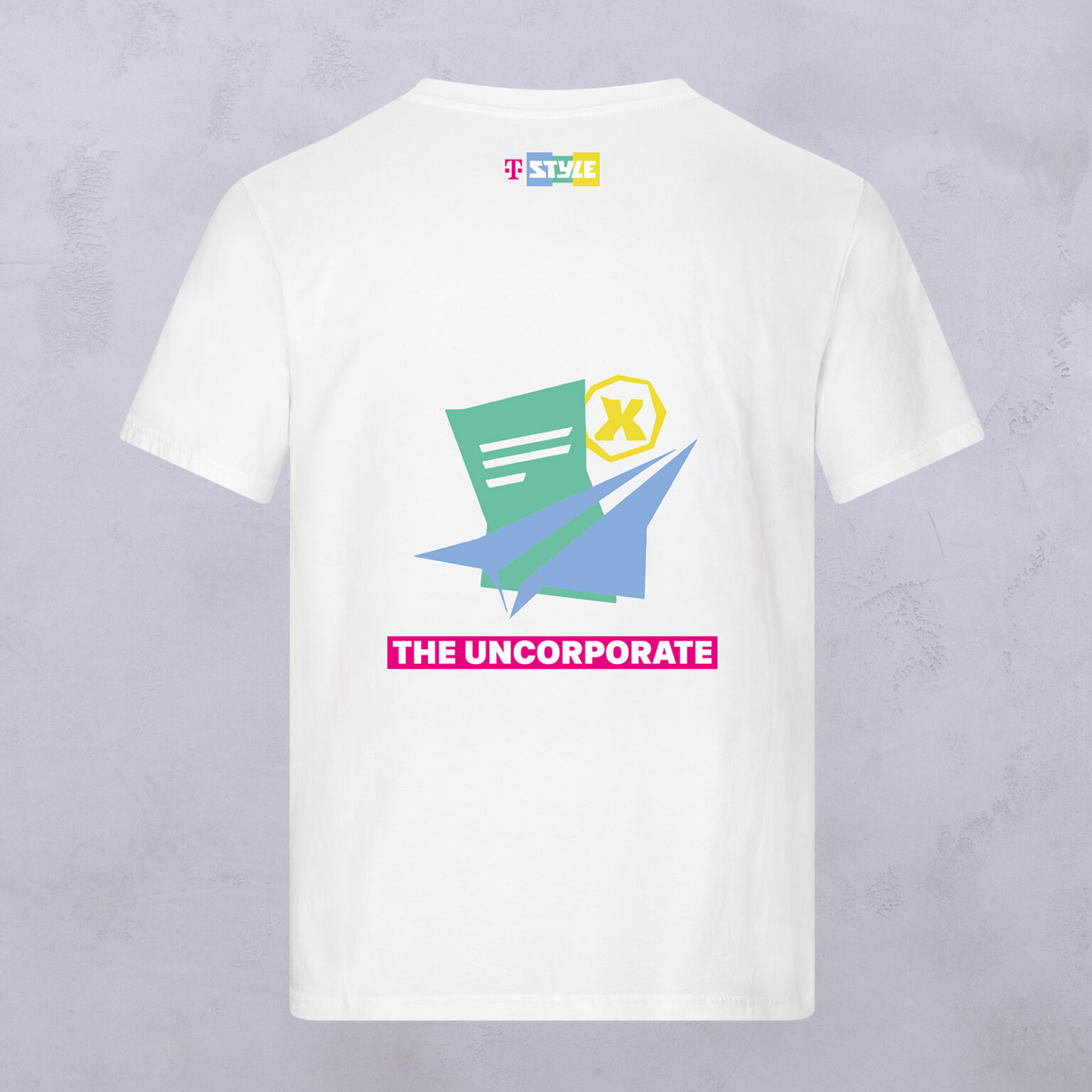 Weißes T-Shirt mit einem Aufdruck auf der Rückseite, der Papiere, ein gelbes X-Abzeichen und ein blaues Papierflugzeug zeigt. Darunter befindet sich ein rosa Rechteck mit der Aufschrift „THE UNCORPORATE“ in weißer Schrift. Kleines buntes Logo am Halsausschnitt.