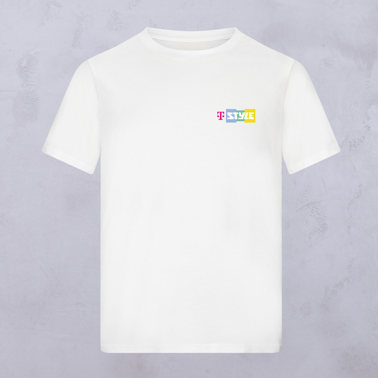Weißes T-Shirt mit einem kleinen, bunten T-STYLE-Logo oben links auf der Brust. Der Hintergrund ist hellgrau und weist ein dezent strukturiertes Muster auf.