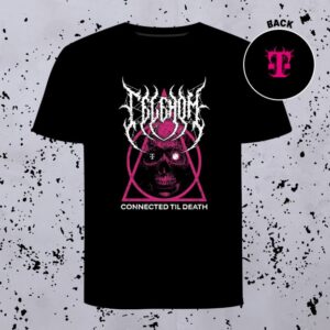 Schwarzes T-Shirt mit einem rosa geometrischen Totenkopf-Motiv, darüber in weißer Schrift der Schriftzug „TERRORONE“ und unten in Weiß der Schriftzug „CONNECTED TIL DEATH“. Diese exklusive METAL T EDITION besticht durch ein kleines, rosa, stilisiertes T-Logo auf der Rückseite, das dem Ganzen den letzten Schliff verleiht.