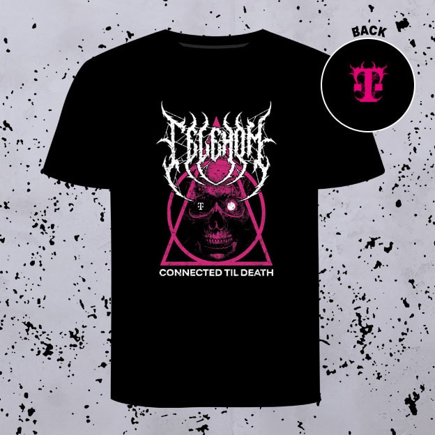 Schwarzes T-Shirt mit einem rosa geometrischen Totenkopf-Motiv, darüber in weißer Schrift der Schriftzug „TERRORONE“ und unten in Weiß der Schriftzug „CONNECTED TIL DEATH“. Diese exklusive METAL T EDITION besticht durch ein kleines, rosa, stilisiertes T-Logo auf der Rückseite, das dem Ganzen den letzten Schliff verleiht.