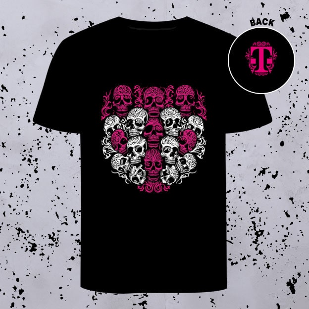 Schwarzes T-Shirt mit einem Motiv auf der Vorderseite, bestehend aus rosa und weißen Totenköpfen, die in Herzform angeordnet sind, als Teil der exklusiven METAL T EDITION. Auf der Rückseite befindet sich ein kleines, rundes Logo mit einem „T“ und dekorativen Elementen. Der Hintergrund ist mit einem grauen Spritzmuster versehen.