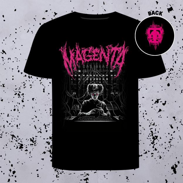 Schwarzes METAL T EDITION T-Shirt mit MAGENTA in Rosa, auf dem eine Person am Mischpult zu sehen ist, hinter der Kabel verlaufen, sowie ein Detail eines rosa Logos auf der Rückseite. Der Hintergrund ist weiß mit schwarzen Sprenkeln.