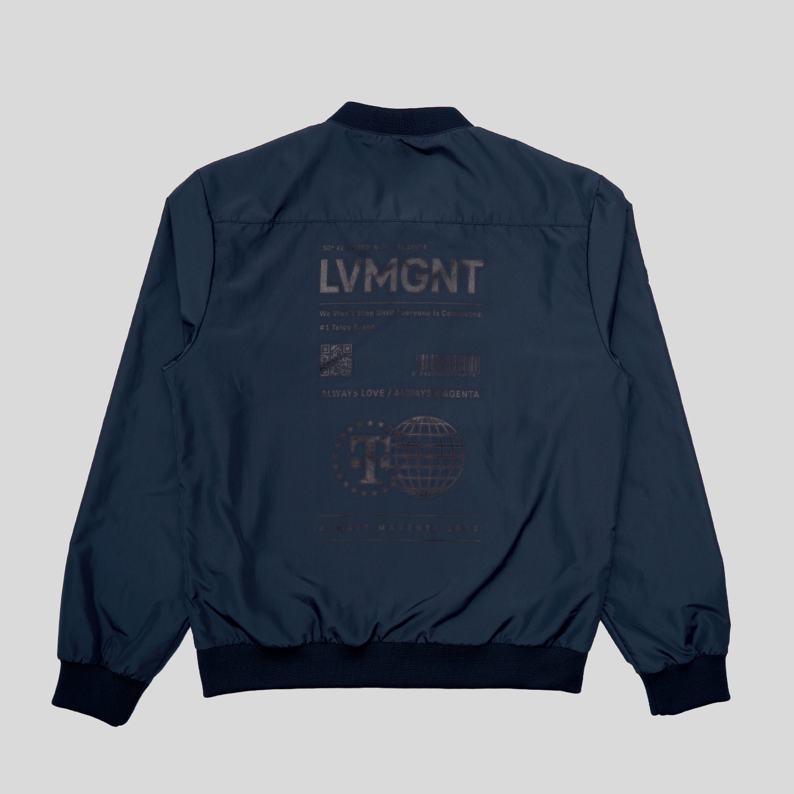 Marineblaue Bomberjacke mit gerippten Bündchen und Saum, verziert mit dezenten Schriftzügen und grafischen Motiven auf der Rückseite, darunter „LVMGNT“, ein Barcode, ein Globus sowie weitere kleine Textelemente.