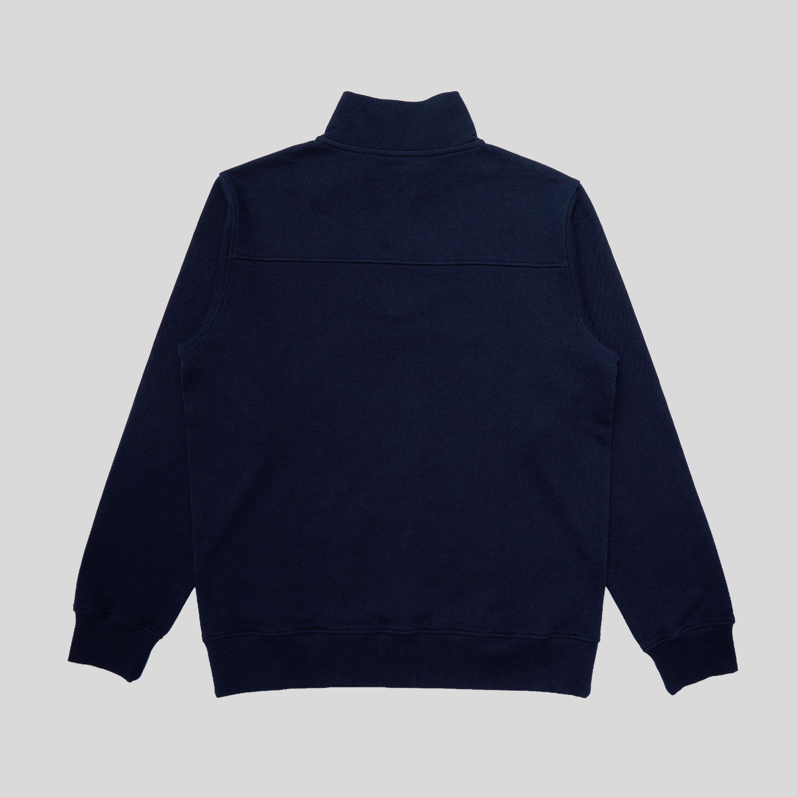 Ein schlichtes, marineblaues Sweatshirt mit langen Ärmeln liegt flach ausgebreitet vor einem hellgrauen Hintergrund, wobei die Rückseite zu sehen ist.