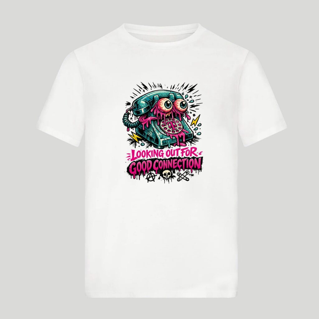 Weißes T-Shirt mit einer bunten Cartoon-Zeichnung eines altmodischen Telefons mit Kulleraugen, das sabbert, und darunter in fetten rosa und lila Buchstaben der Schriftzug „LOOKING OUT FOR GOOD CONNECTION“.