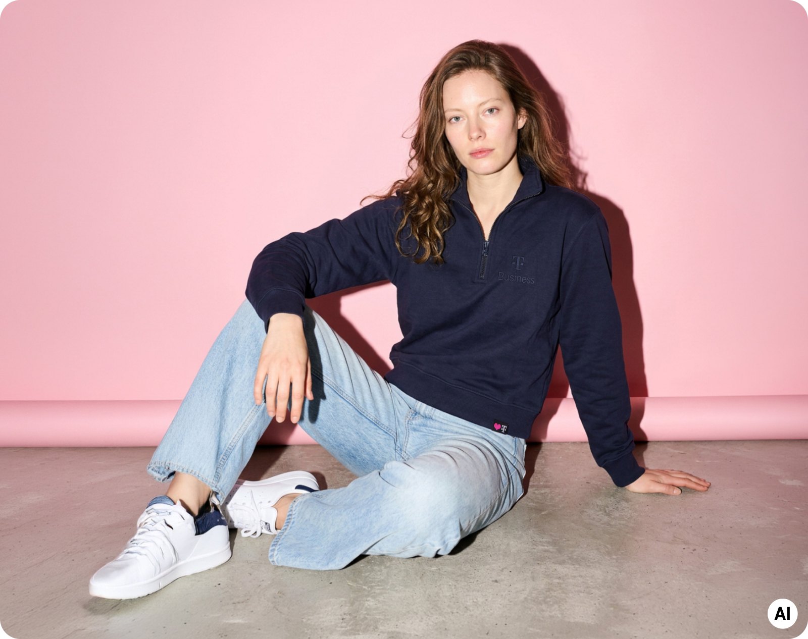 Frau im T BUSINESS Half Zip Sweatshirt vor rosa Wand