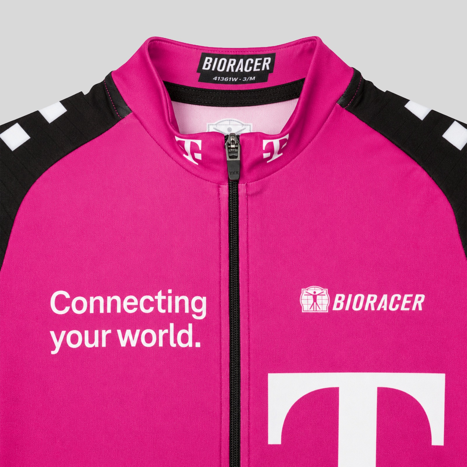 Detailansicht von Kragen und Reißverschluss des Telekom Cycling Jersey mit Bioracer-Logo