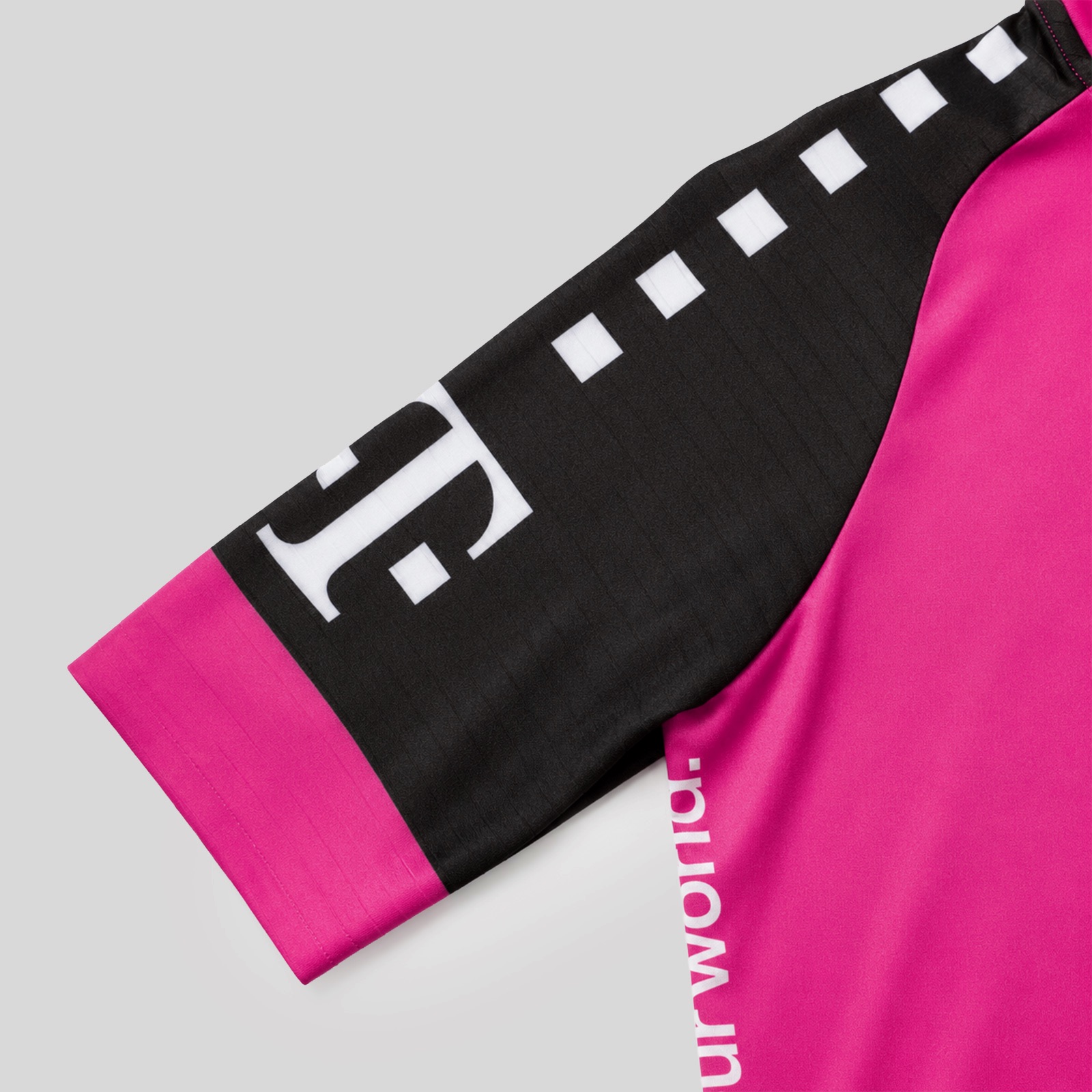 Detailansicht des Ärmels des Telekom Cycling Jersey mit schwarzem Streifenmuster und T-Logo