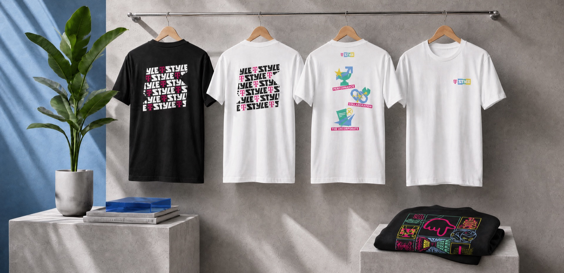 Vier Shirts der T-Style Kollektion auf einer Kleiderstange, davor der T-Style Sweater