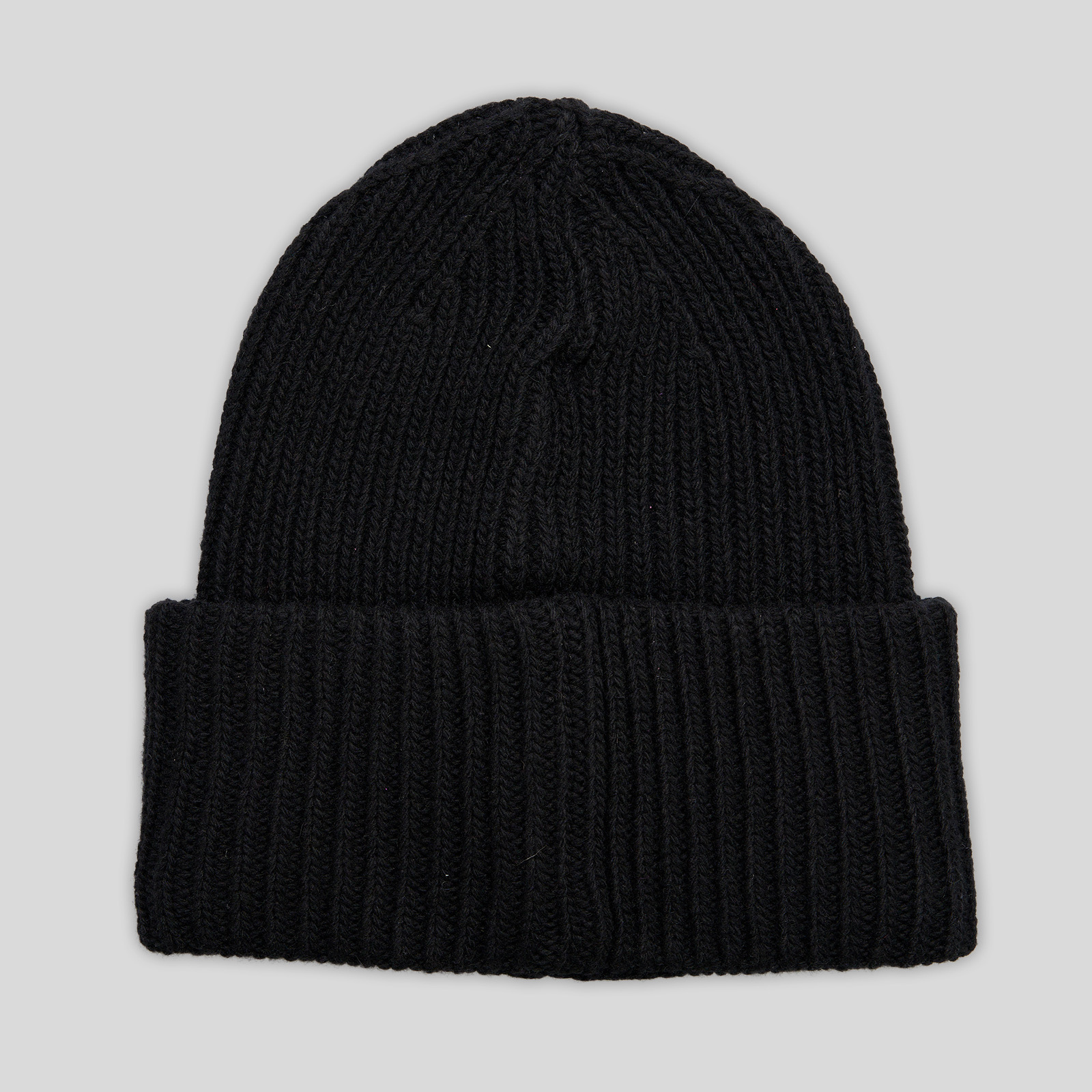 Rückansicht der LOGO BEANIE BLACK aus schwarzem Grobstrick